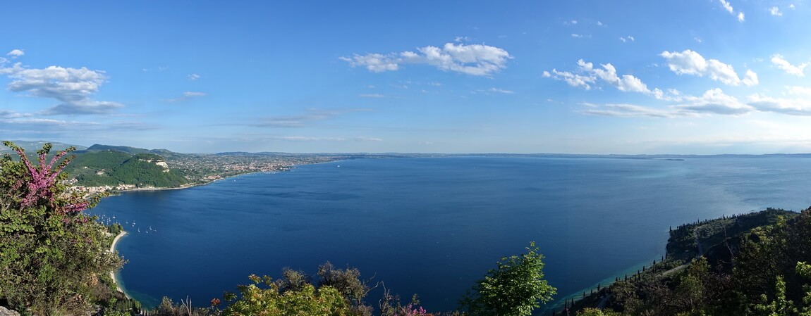 Panorama vom Monte Luppia auf Garda