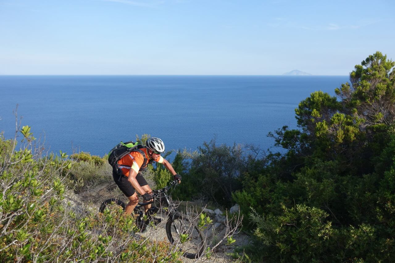 Toller Ufertrail mit Meerblick: im Hintergrund die Insel Montecristo