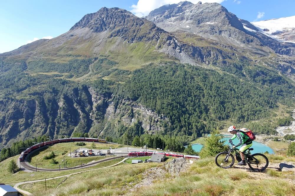 Bernina Express: Alp Grüm mit Lago di Palü