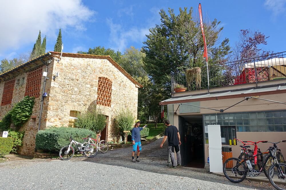 Massa Vecchia: Haupthaus mit Büro, Bike-Werkstatt